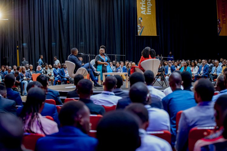 hosting++moderating+img+410